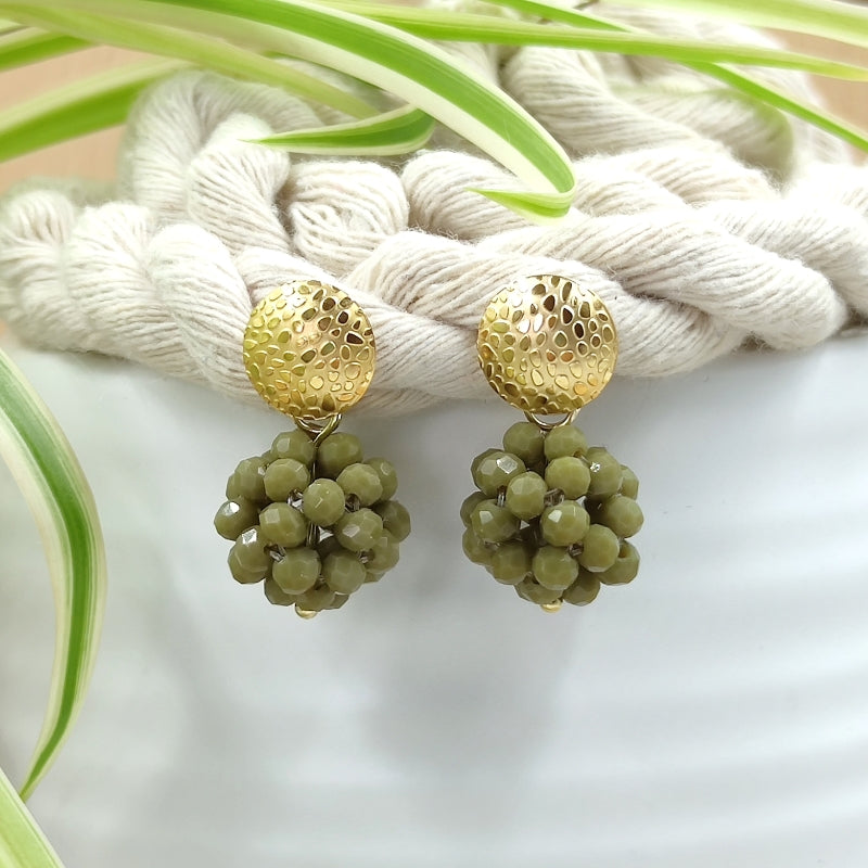 Der Ohrring „Luisa“ in Grün von LeFah Design begeistert mit seinem einzigartigen, beerigen Look und funkelnden Glitzereffekten. Handgefertigt in Österreich, vereint dieses federleichte Schmuckstück höchste Qualität und Liebe zum Detail.
Dank hautfreundlicher Materialien ist der Ohrring ideal für Allergiker geeignet. Perfekt zur Tracht, zum Dirndl oder als elegantes Accessoire im Alltag – „Luisa“ ergänzt jedes Outfit mit zeitloser Eleganz. Entdecken Sie den Charme österreichischer Handwerkskunst