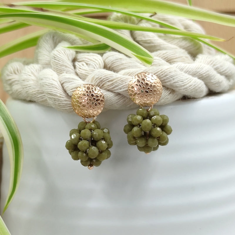 Der Ohrring „Luisa“ in Grün von LeFah Design begeistert mit seinem einzigartigen, beerigen Look und funkelnden Glitzereffekten. Handgefertigt in Österreich, vereint dieses federleichte Schmuckstück höchste Qualität und Liebe zum Detail.
Dank hautfreundlicher Materialien ist der Ohrring ideal für Allergiker geeignet. Perfekt zur Tracht, zum Dirndl oder als elegantes Accessoire im Alltag – „Luisa“ ergänzt jedes Outfit mit zeitloser Eleganz. Entdecken Sie den Charme österreichischer Handwerkskunst