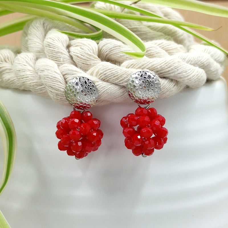 Der Ohrring „Luisa“ in rot von LeFah Design begeistert mit seinem einzigartigen, beerigen Look und funkelnden Glitzereffekten. Handgefertigt in Österreich, vereint dieses federleichte Schmuckstück höchste Qualität und Liebe zum Detail.
Dank hautfreundlicher Materialien ist der Ohrring ideal für Allergiker geeignet. Perfekt zur Tracht, zum Dirndl oder als elegantes Accessoire im Alltag – „Luisa“ ergänzt jedes Outfit mit zeitloser Eleganz. Entdecken Sie den Charme österreichischer Handwerkskunst.