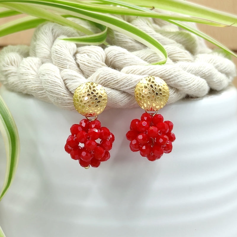 Der Ohrring „Luisa“ in rot von LeFah Design begeistert mit seinem einzigartigen, beerigen Look und funkelnden Glitzereffekten. Handgefertigt in Österreich, vereint dieses federleichte Schmuckstück höchste Qualität und Liebe zum Detail.
Dank hautfreundlicher Materialien ist der Ohrring ideal für Allergiker geeignet. Perfekt zur Tracht, zum Dirndl oder als elegantes Accessoire im Alltag – „Luisa“ ergänzt jedes Outfit mit zeitloser Eleganz. Entdecken Sie den Charme österreichischer Handwerkskunst.