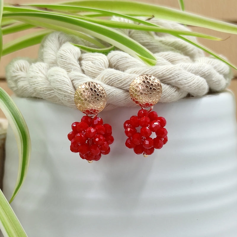 Der Ohrring „Luisa“ in rot von LeFah Design begeistert mit seinem einzigartigen, beerigen Look und funkelnden Glitzereffekten. Handgefertigt in Österreich, vereint dieses federleichte Schmuckstück höchste Qualität und Liebe zum Detail.
Dank hautfreundlicher Materialien ist der Ohrring ideal für Allergiker geeignet. Perfekt zur Tracht, zum Dirndl oder als elegantes Accessoire im Alltag – „Luisa“ ergänzt jedes Outfit mit zeitloser Eleganz. Entdecken Sie den Charme österreichischer Handwerkskunst.