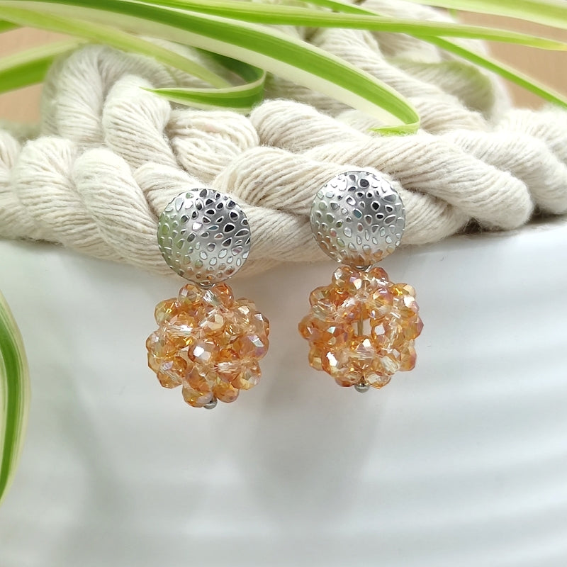 Der Ohrring „Luisa“ in Topas von LeFah Design begeistert mit seinem einzigartigen, beerigen Look und funkelnden Glitzereffekten. Handgefertigt in Österreich, vereint dieses federleichte Schmuckstück höchste Qualität und Liebe zum Detail.
Dank hautfreundlicher Materialien ist der Ohrring ideal für Allergiker geeignet. Perfekt zur Tracht, zum Dirndl oder als elegantes Accessoire im Alltag – „Luisa“ ergänzt jedes Outfit mit zeitloser Eleganz. Entdecken Sie den Charme österreichischer Handwerkskunst.