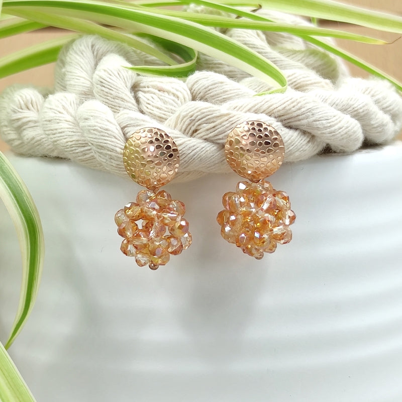Der Ohrring „Luisa“ in Topas von LeFah Design begeistert mit seinem einzigartigen, beerigen Look und funkelnden Glitzereffekten. Handgefertigt in Österreich, vereint dieses federleichte Schmuckstück höchste Qualität und Liebe zum Detail.
Dank hautfreundlicher Materialien ist der Ohrring ideal für Allergiker geeignet. Perfekt zur Tracht, zum Dirndl oder als elegantes Accessoire im Alltag – „Luisa“ ergänzt jedes Outfit mit zeitloser Eleganz. Entdecken Sie den Charme österreichischer Handwerkskunst.