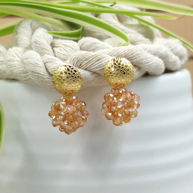 Der Ohrring „Luisa“ in Topas von LeFah Design begeistert mit seinem einzigartigen, beerigen Look und funkelnden Glitzereffekten. Handgefertigt in Österreich, vereint dieses federleichte Schmuckstück höchste Qualität und Liebe zum Detail.
Dank hautfreundlicher Materialien ist der Ohrring ideal für Allergiker geeignet. Perfekt zur Tracht, zum Dirndl oder als elegantes Accessoire im Alltag – „Luisa“ ergänzt jedes Outfit mit zeitloser Eleganz. Entdecken Sie den Charme österreichischer Handwerkskunst.