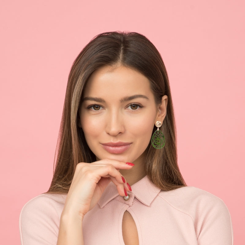 Der Ohrring Marie von LeFah Design ist der perfekte Trachtenschmuck in edlem grün. Federleicht, angenehm zu tragen und gut verträglich – ideal für empfindliche Haut. Ob Alltag oder Festtag, dieser Schmuck verbindet Tradition mit modernem Stil. Handgefertigt in Österreich, mit sicherer Zahlung und schnellem Versand – ein Accessoire, das Trachtenmode vollendet!