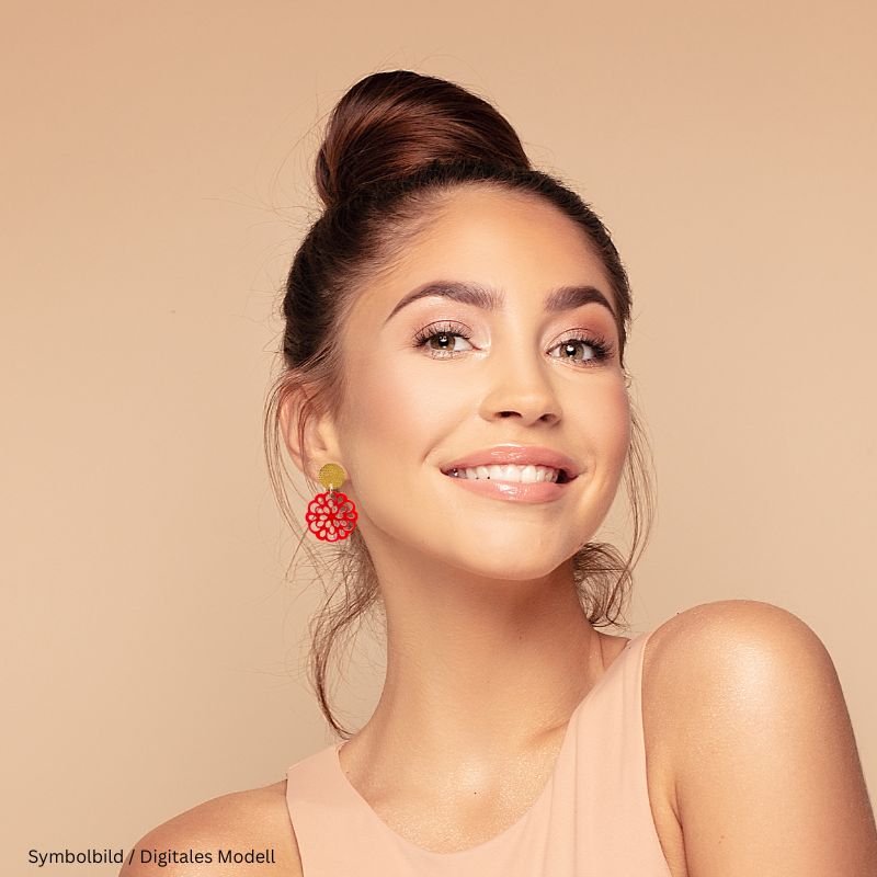 Frau trägt Ohrring Poppy Rot – kompakter Resin-Blütenanhänger inspiriert von der Mohnblume, getragen am Ohr, LeFah design Handmade in Austria