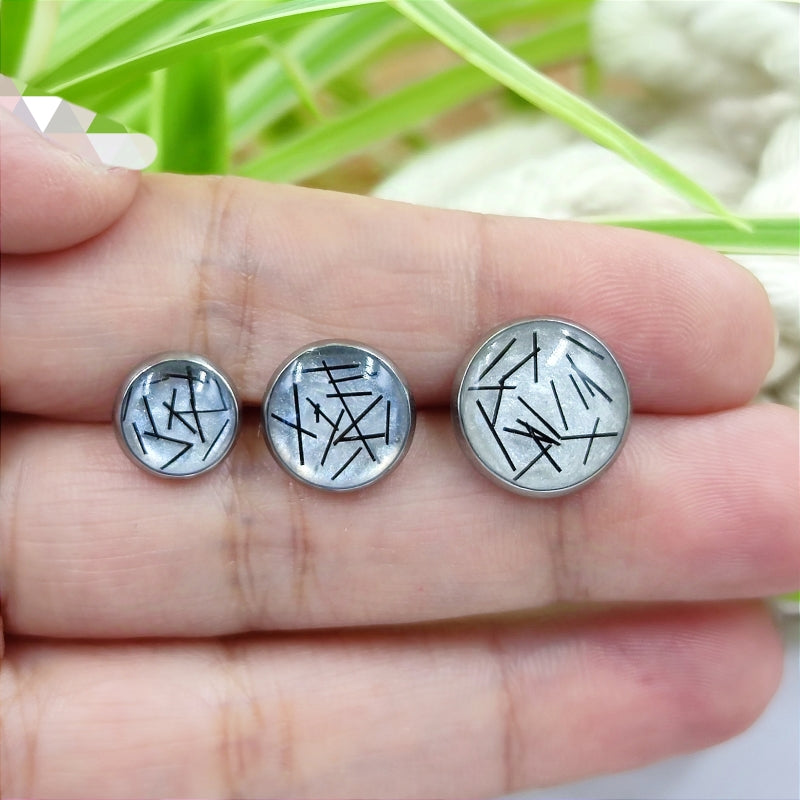 Ohrring "Spirit" aus Pferdehaaren â handgefertigt in Ăsterreich
Entdecken Sie die einzigartigen Ohrringe "Spirit" aus echtem Pferdehaar â ein stilvolles Accessoire, das Eleganz und Naturverbundenheit vereint. Jedes Paar wird in liebevoller Handarbeit in Ăsterreich hergestellt, mit besonderem Augenmerk auf QualitĂ€t und Nachhaltigkeit.
Diese Ohrstecker sind nicht nur optisch ein Hingucker, sondern auch ideal fĂŒr Allergiker. Dank der hautfreundlichen Materialien wie hypoallergenem Edelstahl.