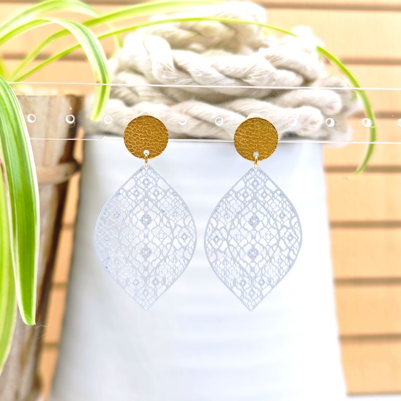 Ohrring Zoe Weiß mit goldfarbenem Edelstahl-Stecker – filigrane Blatt-Ohrstecker, handgefertigt von LeFah design Austria