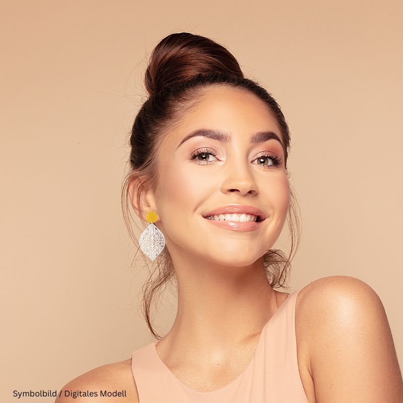 Frau trägt Ohrring Zoe Weiß – federleichte Blatt-Ohrstecker aus Edelstahl am Ohr, LeFah design Handmade in Austria