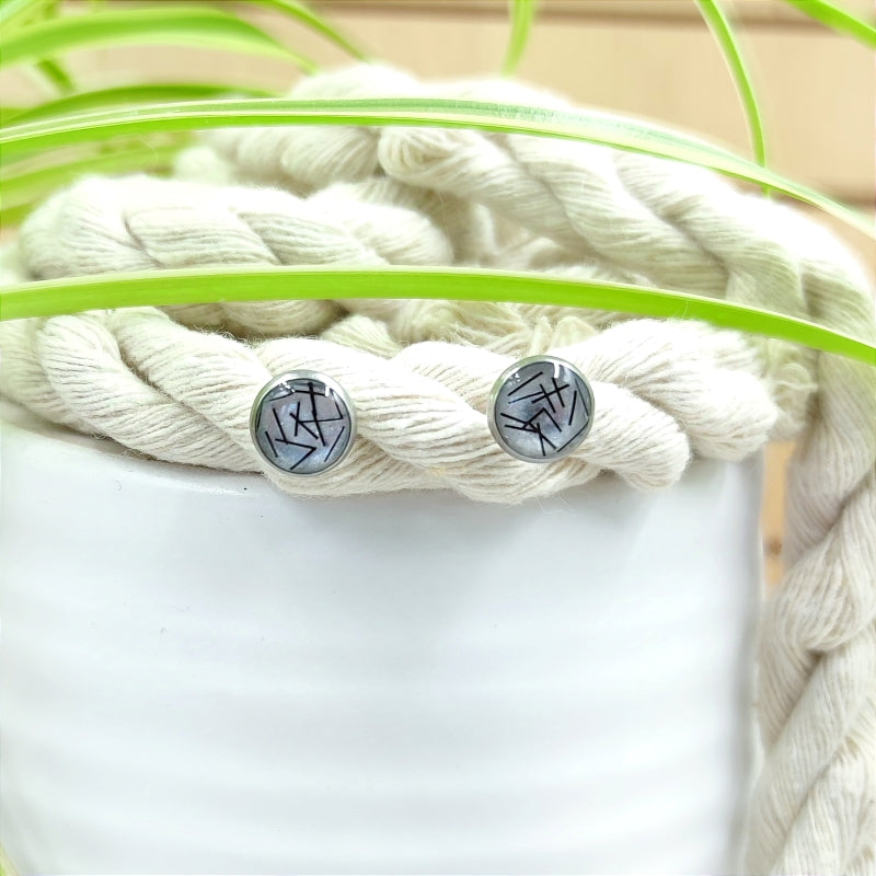 Ohrring "Spirit" aus Pferdehaaren â handgefertigt in Ăsterreich
Entdecken Sie die einzigartigen Ohrringe "Spirit" aus echtem Pferdehaar â ein stilvolles Accessoire, das Eleganz und Naturverbundenheit vereint. Jedes Paar wird in liebevoller Handarbeit in Ăsterreich hergestellt, mit besonderem Augenmerk auf QualitĂ€t und Nachhaltigkeit.
Diese Ohrstecker sind nicht nur optisch ein Hingucker, sondern auch ideal fĂŒr Allergiker. Dank der hautfreundlichen Materialien wie hypoallergenem Edelstahl.