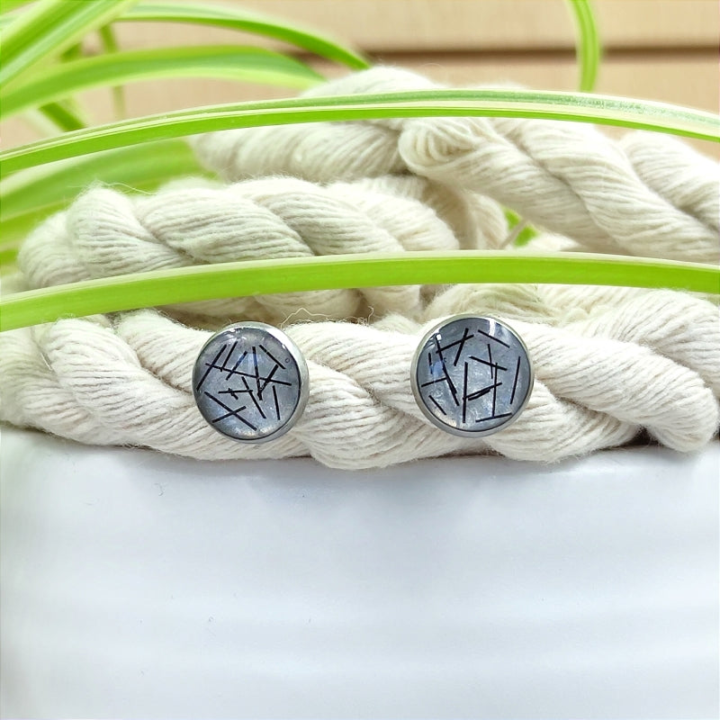 Ohrring "Spirit" aus Pferdehaaren â handgefertigt in Ăsterreich
Entdecken Sie die einzigartigen Ohrringe "Spirit" aus echtem Pferdehaar â ein stilvolles Accessoire, das Eleganz und Naturverbundenheit vereint. Jedes Paar wird in liebevoller Handarbeit in Ăsterreich hergestellt, mit besonderem Augenmerk auf QualitĂ€t und Nachhaltigkeit.
Diese Ohrstecker sind nicht nur optisch ein Hingucker, sondern auch ideal fĂŒr Allergiker. Dank der hautfreundlichen Materialien wie hypoallergenem Edelstahl.