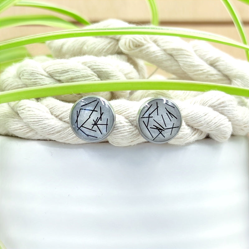 Ohrring "Spirit" aus Pferdehaaren â handgefertigt in Ăsterreich
Entdecken Sie die einzigartigen Ohrringe "Spirit" aus echtem Pferdehaar â ein stilvolles Accessoire, das Eleganz und Naturverbundenheit vereint. Jedes Paar wird in liebevoller Handarbeit in Ăsterreich hergestellt, mit besonderem Augenmerk auf QualitĂ€t und Nachhaltigkeit.
Diese Ohrstecker sind nicht nur optisch ein Hingucker, sondern auch ideal fĂŒr Allergiker. Dank der hautfreundlichen Materialien wie hypoallergenem Edelstahl.