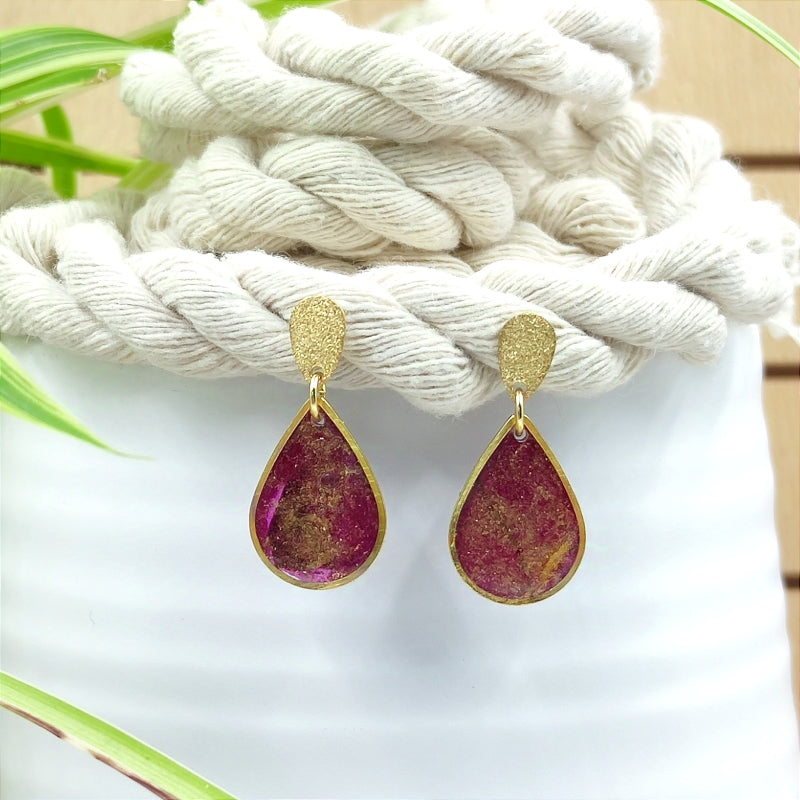 Entdecken Sie die Ohrringe mit echten Rosenblüten von LeFah Design: Jedes Stück ein Unikat, in Österreich handgefertigt und perfekt für Allergiker. Rosenblüten symbolisieren Liebe und Schönheit – ein romantisches Schmuckstück für besondere Momente.