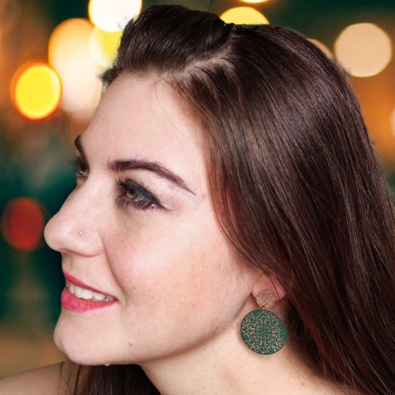 "Entdecken Sie die Saray Ohrringe von LeFah design: Rund mit Ornamentmuster, ideal für Tracht und Dirndl. Handgefertigt in Österreich, perfekt für Allergiker. „Saray“ bedeutet „Palast“ – ein Schmuckstück mit königlichem Flair."