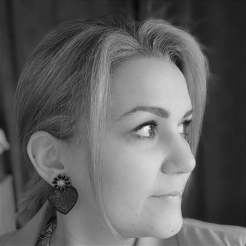 LEFAH Design – Handgefertigter Modeschmuck aus Österreich für jeden Anlass
Bei LEFAH Design finden Sie stilvollen, handgefertigten Modeschmuck, der mit viel Liebe und Sorgfalt in Österreich hergestellt wird. Unsere Schmuckstücke vereinen trendiges Design, Leichtigkeit und höchsten Tragekomfort – perfekt für jeden Tag und besondere Anlässe. Alle unsere Produkte sind auch für Allergiker geeignet, da wir ausschließlich hautfreundliche Materialien verwenden.
Entdecken Sie federleichte Ohrringe, filigrane Hals