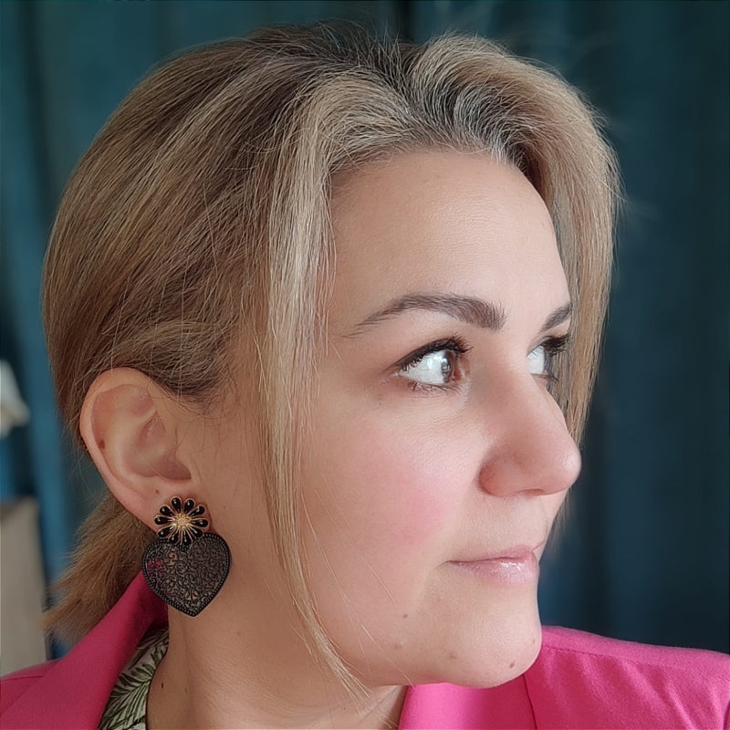 LEFAH Design – Handgefertigter Modeschmuck aus Österreich für jeden Anlass
Bei LEFAH Design finden Sie stilvollen, handgefertigten Modeschmuck, der mit viel Liebe und Sorgfalt in Österreich hergestellt wird. Unsere Schmuckstücke vereinen trendiges Design, Leichtigkeit und höchsten Tragekomfort – perfekt für jeden Tag und besondere Anlässe. Alle unsere Produkte sind auch für Allergiker geeignet, da wir ausschließlich hautfreundliche Materialien verwenden.
Entdecken Sie federleichte Ohrringe, filigrane Hals