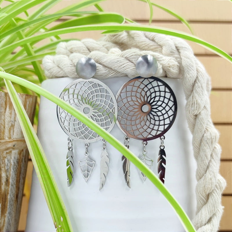 "Entdecken Sie die Traumfänger Ohrringe von Lefah Design: Großes, elegantes Modell, handgefertigt in Österreich und ideal für Allergiker. Traumfänger symbolisieren Schutz und positive Energie – ein Schmuckstück voller Bedeutung."