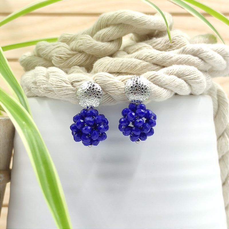Der Ohrring „Luisa“ in blau von LeFah Design begeistert mit seinem einzigartigen, beerigen Look und funkelnden Glitzereffekten. Handgefertigt in Österreich, vereint dieses federleichte Schmuckstück höchste Qualität und Liebe zum Detail.
Dank hautfreundlicher Materialien ist der Ohrring ideal für Allergiker geeignet. Perfekt zur Tracht, zum Dirndl oder als elegantes Accessoire im Alltag – „Luisa“ ergänzt jedes Outfit mit zeitloser Eleganz. Entdecken Sie den Charme österreichischer Handwerkskunst.