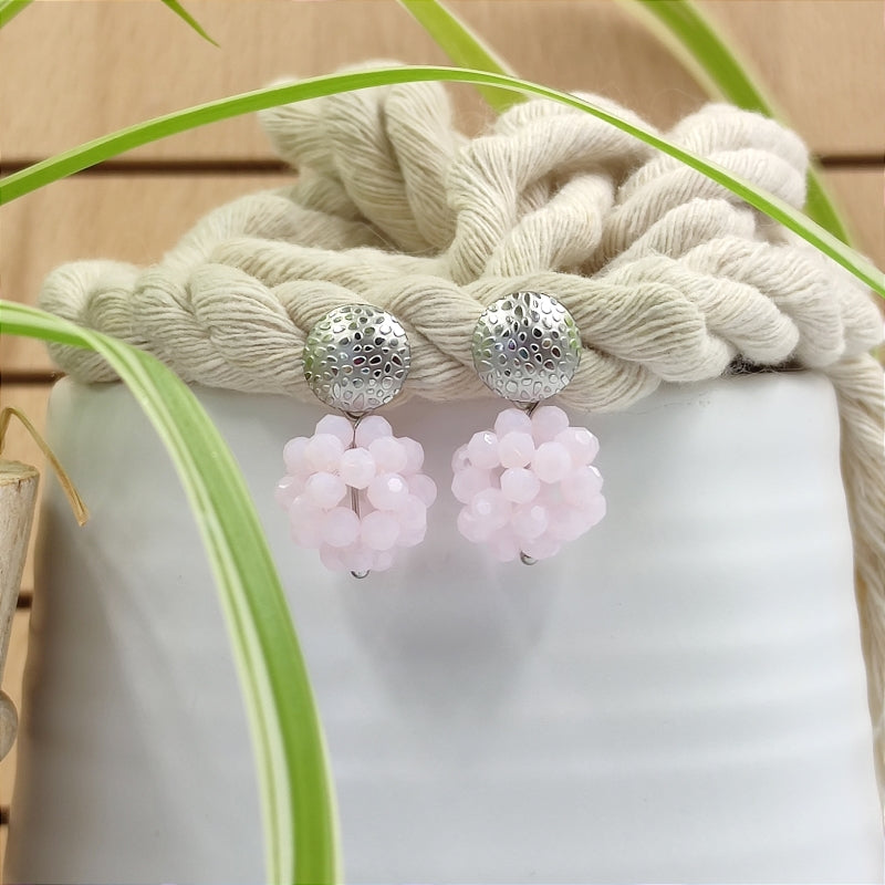 Der Ohrring „Luisa“ in rosa von LeFah Design begeistert mit seinem einzigartigen, beerigen Look und funkelnden Glitzereffekten. Handgefertigt in Österreich, vereint dieses federleichte Schmuckstück höchste Qualität und Liebe zum Detail.
Dank hautfreundlicher Materialien ist der Ohrring ideal für Allergiker geeignet. Perfekt zur Tracht, zum Dirndl oder als elegantes Accessoire im Alltag – „Luisa“ ergänzt jedes Outfit mit zeitloser Eleganz. Entdecken Sie den Charme österreichischer Handwerkskunst.