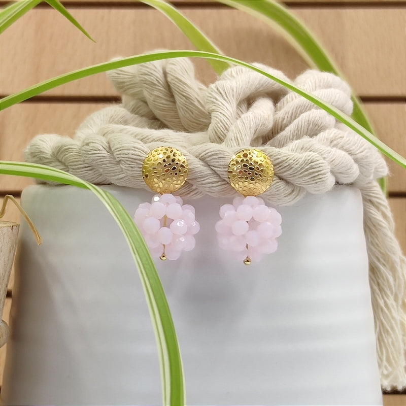 Der Ohrring „Luisa“ in rosa von LeFah Design begeistert mit seinem einzigartigen, beerigen Look und funkelnden Glitzereffekten. Handgefertigt in Österreich, vereint dieses federleichte Schmuckstück höchste Qualität und Liebe zum Detail.
Dank hautfreundlicher Materialien ist der Ohrring ideal für Allergiker geeignet. Perfekt zur Tracht, zum Dirndl oder als elegantes Accessoire im Alltag – „Luisa“ ergänzt jedes Outfit mit zeitloser Eleganz. Entdecken Sie den Charme österreichischer Handwerkskunst.