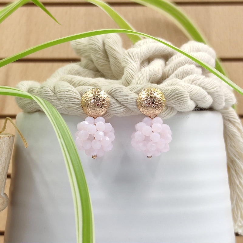 Der Ohrring „Luisa“ in rosa von LeFah Design begeistert mit seinem einzigartigen, beerigen Look und funkelnden Glitzereffekten. Handgefertigt in Österreich, vereint dieses federleichte Schmuckstück höchste Qualität und Liebe zum Detail.
Dank hautfreundlicher Materialien ist der Ohrring ideal für Allergiker geeignet. Perfekt zur Tracht, zum Dirndl oder als elegantes Accessoire im Alltag – „Luisa“ ergänzt jedes Outfit mit zeitloser Eleganz. Entdecken Sie den Charme österreichischer Handwerkskunst.