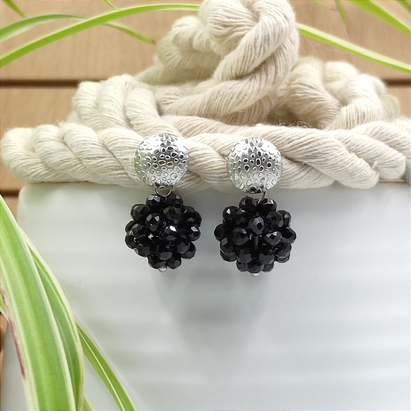Der Ohrring „Luisa“ in schwarz von LeFah Design begeistert mit seinem einzigartigen, beerigen Look und funkelnden Glitzereffekten. Handgefertigt in Österreich, vereint dieses federleichte Schmuckstück höchste Qualität und Liebe zum Detail.
Dank hautfreundlicher Materialien ist der Ohrring ideal für Allergiker geeignet. Perfekt zur Tracht, zum Dirndl oder als elegantes Accessoire im Alltag – „Luisa“ ergänzt jedes Outfit mit zeitloser Eleganz. Entdecken Sie den Charme österreichischer Handwerkskunst.