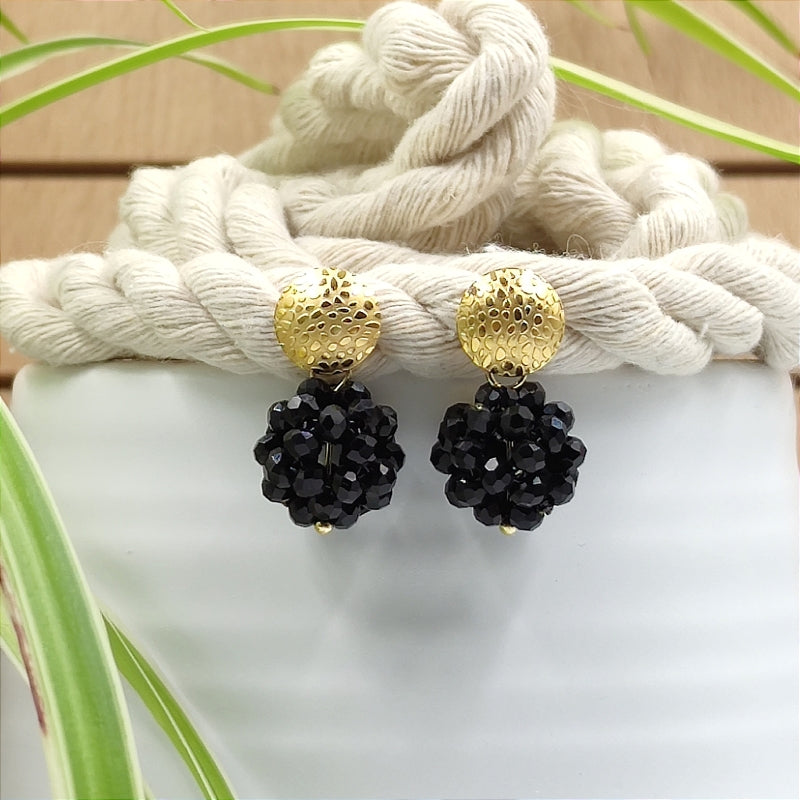 Der Ohrring „Luisa“ in schwarz von LeFah Design begeistert mit seinem einzigartigen, beerigen Look und funkelnden Glitzereffekten. Handgefertigt in Österreich, vereint dieses federleichte Schmuckstück höchste Qualität und Liebe zum Detail.
Dank hautfreundlicher Materialien ist der Ohrring ideal für Allergiker geeignet. Perfekt zur Tracht, zum Dirndl oder als elegantes Accessoire im Alltag – „Luisa“ ergänzt jedes Outfit mit zeitloser Eleganz. Entdecken Sie den Charme österreichischer Handwerkskunst.