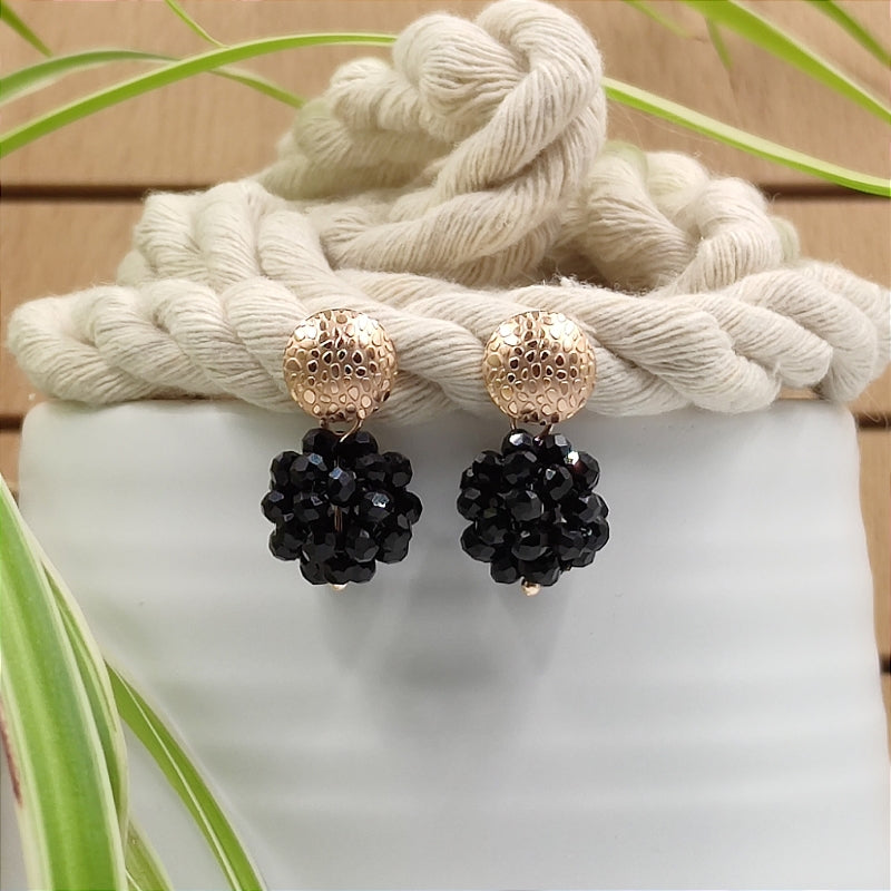 Der Ohrring „Luisa“ in schwarz von LeFah Design begeistert mit seinem einzigartigen, beerigen Look und funkelnden Glitzereffekten. Handgefertigt in Österreich, vereint dieses federleichte Schmuckstück höchste Qualität und Liebe zum Detail.
Dank hautfreundlicher Materialien ist der Ohrring ideal für Allergiker geeignet. Perfekt zur Tracht, zum Dirndl oder als elegantes Accessoire im Alltag – „Luisa“ ergänzt jedes Outfit mit zeitloser Eleganz. Entdecken Sie den Charme österreichischer Handwerkskunst.