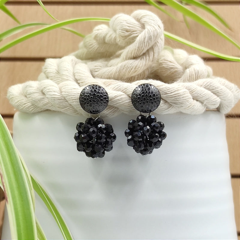 Der Ohrring „Luisa“ in schwarz von LeFah Design begeistert mit seinem einzigartigen, beerigen Look und funkelnden Glitzereffekten. Handgefertigt in Österreich, vereint dieses federleichte Schmuckstück höchste Qualität und Liebe zum Detail.
Dank hautfreundlicher Materialien ist der Ohrring ideal für Allergiker geeignet. Perfekt zur Tracht, zum Dirndl oder als elegantes Accessoire im Alltag – „Luisa“ ergänzt jedes Outfit mit zeitloser Eleganz. Entdecken Sie den Charme österreichischer Handwerkskunst.