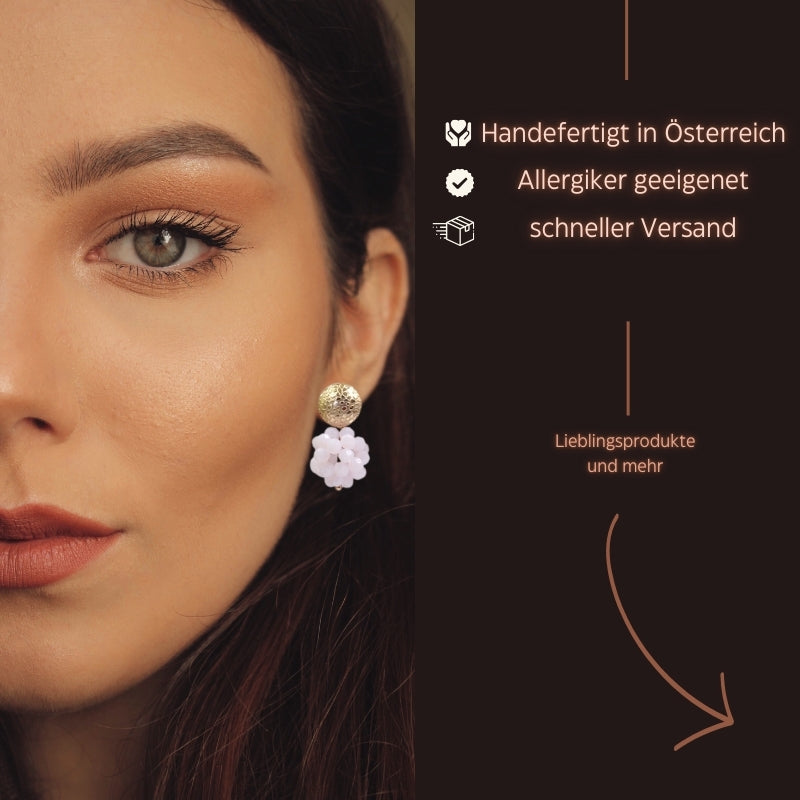 Der Ohrring „Luisa“ in rosa von LeFah Design begeistert mit seinem einzigartigen, beerigen Look und funkelnden Glitzereffekten. Handgefertigt in Österreich, vereint dieses federleichte Schmuckstück höchste Qualität und Liebe zum Detail.
Dank hautfreundlicher Materialien ist der Ohrring ideal für Allergiker geeignet. Perfekt zur Tracht, zum Dirndl oder als elegantes Accessoire im Alltag – „Luisa“ ergänzt jedes Outfit mit zeitloser Eleganz. Entdecken Sie den Charme österreichischer Handwerkskunst.
