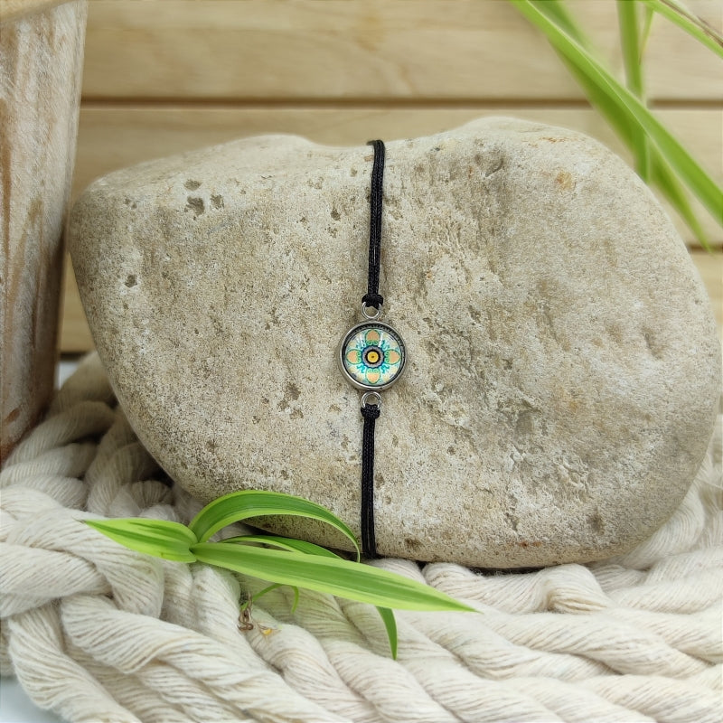 Zarte Mosaik-Energie-Armbänder & Ohrringe – Verstellbar, wasserfest, allergikerfreundlich
Entdecken Sie unsere zarten Mosaik-Energie-Armbänder und Ohrringe, die größenverstellbar und wasserfest sind. Diese allergikerfreundlichen Schmuckstücke sind nicht nur stilvoll, sondern auch das perfekte Geschenk für jeden Anlass. Genießen Sie hochwertige Qualität zu einem super Preis und erleben Sie die harmonisierende Wirkung der Energie-Steine.