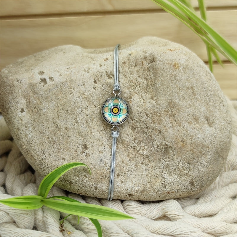 Zarte Mosaik-Energie-Armbänder & Ohrringe – Verstellbar, wasserfest, allergikerfreundlich
Entdecken Sie unsere zarten Mosaik-Energie-Armbänder und Ohrringe, die größenverstellbar und wasserfest sind. Diese allergikerfreundlichen Schmuckstücke sind nicht nur stilvoll, sondern auch das perfekte Geschenk für jeden Anlass. Genießen Sie hochwertige Qualität zu einem super Preis und erleben Sie die harmonisierende Wirkung der Energie-Steine.