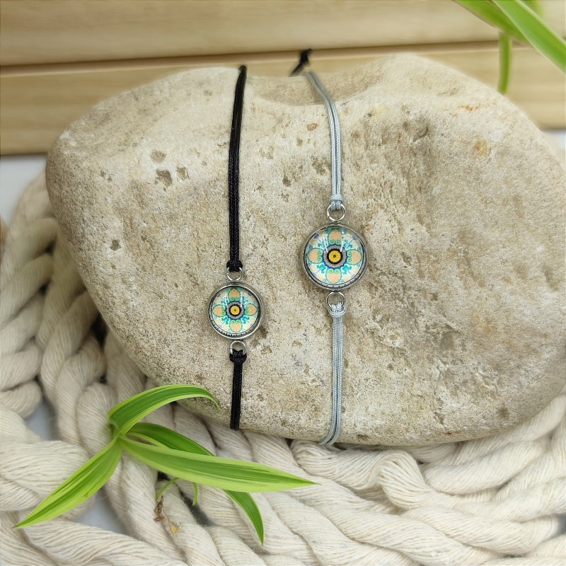 Zarte Mosaik-Energie-Armbänder & Ohrringe – Verstellbar, wasserfest, allergikerfreundlich
Entdecken Sie unsere zarten Mosaik-Energie-Armbänder und Ohrringe, die größenverstellbar und wasserfest sind. Diese allergikerfreundlichen Schmuckstücke sind nicht nur stilvoll, sondern auch das perfekte Geschenk für jeden Anlass. Genießen Sie hochwertige Qualität zu einem super Preis und erleben Sie die harmonisierende Wirkung der Energie-Steine.