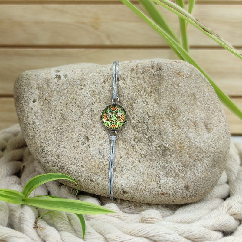 Zarte Mosaik-Energie-Armbänder & Ohrringe – Verstellbar, wasserfest, allergikerfreundlich
Entdecken Sie unsere zarten Mosaik-Energie-Armbänder und Ohrringe, die größenverstellbar und wasserfest sind. Diese allergikerfreundlichen Schmuckstücke sind nicht nur stilvoll, sondern auch das perfekte Geschenk für jeden Anlass. Genießen Sie hochwertige Qualität zu einem super Preis und erleben Sie die harmonisierende Wirkung der Energie-Steine.