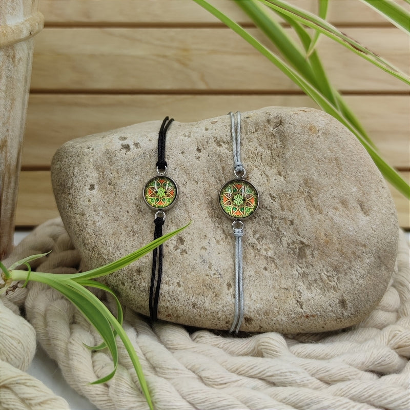 Zarte Mosaik-Energie-Armbänder & Ohrringe – Verstellbar, wasserfest, allergikerfreundlich
Entdecken Sie unsere zarten Mosaik-Energie-Armbänder und Ohrringe, die größenverstellbar und wasserfest sind. Diese allergikerfreundlichen Schmuckstücke sind nicht nur stilvoll, sondern auch das perfekte Geschenk für jeden Anlass. Genießen Sie hochwertige Qualität zu einem super Preis und erleben Sie die harmonisierende Wirkung der Energie-Steine.