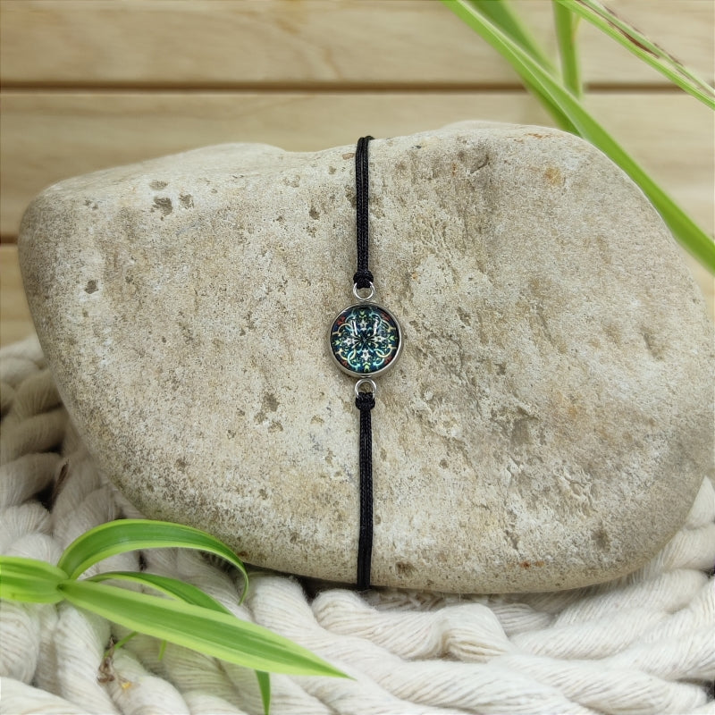 Zarte Mosaik-Energie-Armbänder & Ohrringe – Verstellbar, wasserfest, allergikerfreundlich
Entdecken Sie unsere zarten Mosaik-Energie-Armbänder und Ohrringe, die größenverstellbar und wasserfest sind. Diese allergikerfreundlichen Schmuckstücke sind nicht nur stilvoll, sondern auch das perfekte Geschenk für jeden Anlass. Genießen Sie hochwertige Qualität zu einem super Preis und erleben Sie die harmonisierende Wirkung der Energie-Steine.