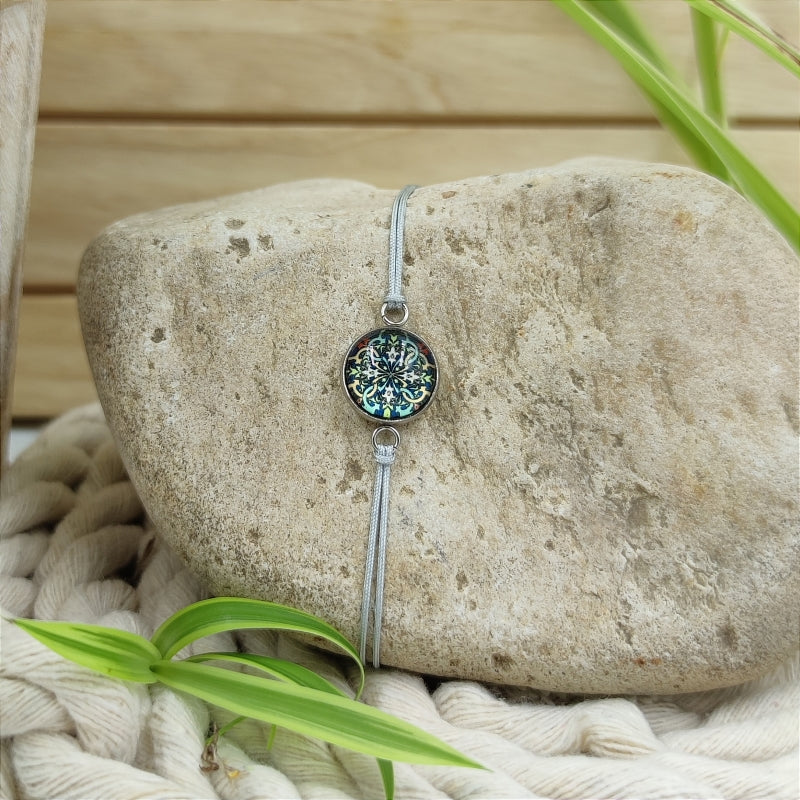 Zarte Mosaik-Energie-Armbänder & Ohrringe – Verstellbar, wasserfest, allergikerfreundlich
Entdecken Sie unsere zarten Mosaik-Energie-Armbänder und Ohrringe, die größenverstellbar und wasserfest sind. Diese allergikerfreundlichen Schmuckstücke sind nicht nur stilvoll, sondern auch das perfekte Geschenk für jeden Anlass. Genießen Sie hochwertige Qualität zu einem super Preis und erleben Sie die harmonisierende Wirkung der Energie-Steine.