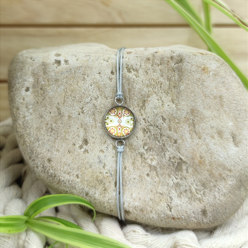 Zarte Mosaik-Energie-Armbänder & Ohrringe – Verstellbar, wasserfest, allergikerfreundlich
Entdecken Sie unsere zarten Mosaik-Energie-Armbänder und Ohrringe, die größenverstellbar und wasserfest sind. Diese allergikerfreundlichen Schmuckstücke sind nicht nur stilvoll, sondern auch das perfekte Geschenk für jeden Anlass. Genießen Sie hochwertige Qualität zu einem super Preis und erleben Sie die harmonisierende Wirkung der Energie-Steine.
