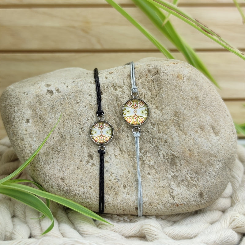 Zarte Mosaik-Energie-Armbänder & Ohrringe – Verstellbar, wasserfest, allergikerfreundlich
Entdecken Sie unsere zarten Mosaik-Energie-Armbänder und Ohrringe, die größenverstellbar und wasserfest sind. Diese allergikerfreundlichen Schmuckstücke sind nicht nur stilvoll, sondern auch das perfekte Geschenk für jeden Anlass. Genießen Sie hochwertige Qualität zu einem super Preis und erleben Sie die harmonisierende Wirkung der Energie-Steine.