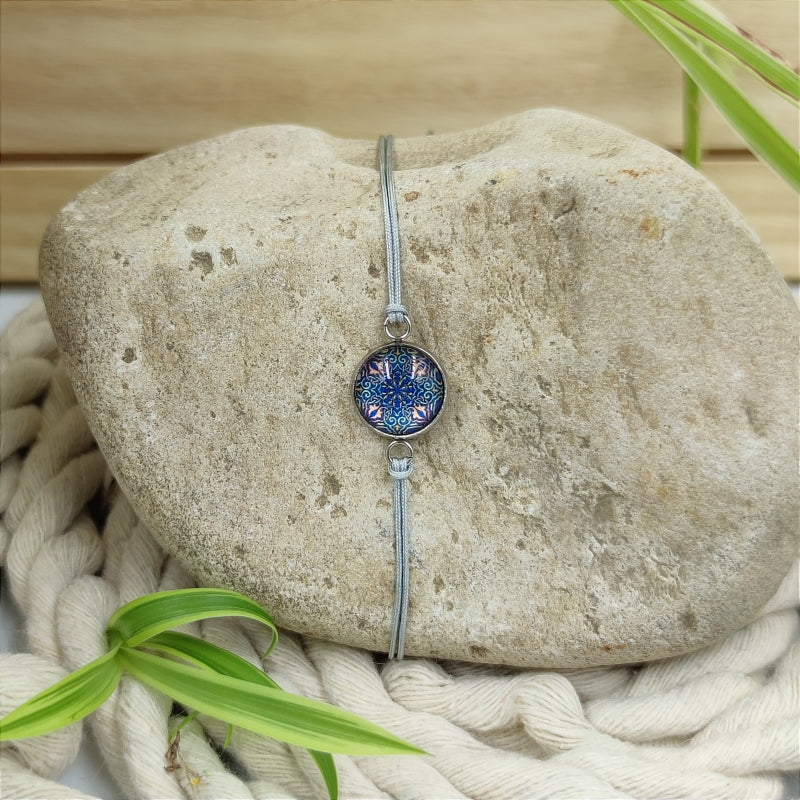 Zarte Mosaik-Energie-Armbänder & Ohrringe – Verstellbar, wasserfest, allergikerfreundlich
Entdecken Sie unsere zarten Mosaik-Energie-Armbänder und Ohrringe, die größenverstellbar und wasserfest sind. Diese allergikerfreundlichen Schmuckstücke sind nicht nur stilvoll, sondern auch das perfekte Geschenk für jeden Anlass. Genießen Sie hochwertige Qualität zu einem super Preis und erleben Sie die harmonisierende Wirkung der Energie-Steine.