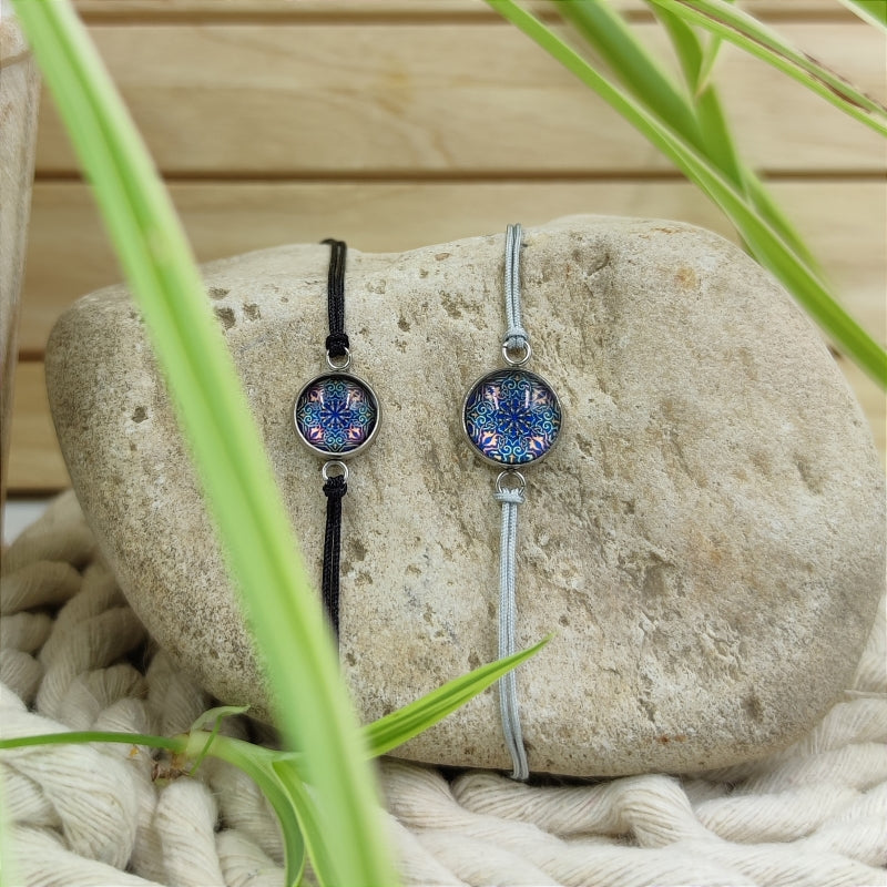 Zarte Mosaik-Energie-Armbänder & Ohrringe – Verstellbar, wasserfest, allergikerfreundlich
Entdecken Sie unsere zarten Mosaik-Energie-Armbänder und Ohrringe, die größenverstellbar und wasserfest sind. Diese allergikerfreundlichen Schmuckstücke sind nicht nur stilvoll, sondern auch das perfekte Geschenk für jeden Anlass. Genießen Sie hochwertige Qualität zu einem super Preis und erleben Sie die harmonisierende Wirkung der Energie-Steine.