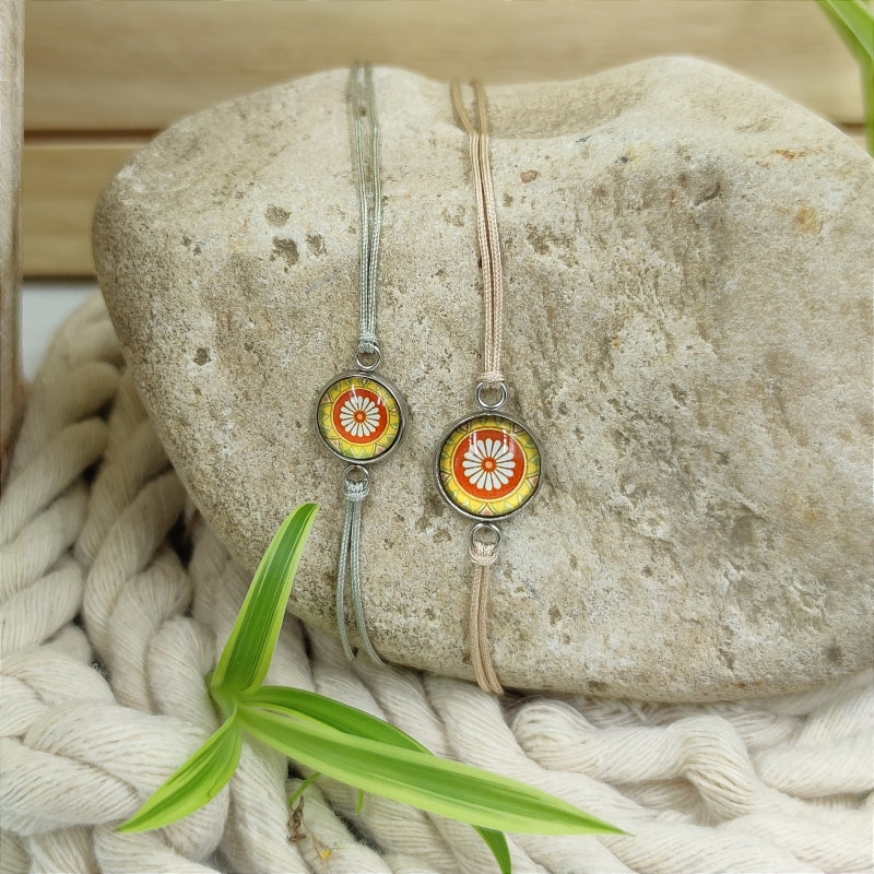 Zarte Mosaik-Energie-Armbänder & Ohrringe – Verstellbar, wasserfest, allergikerfreundlich
Entdecken Sie unsere zarten Mosaik-Energie-Armbänder und Ohrringe, die größenverstellbar und wasserfest sind. Diese allergikerfreundlichen Schmuckstücke sind nicht nur stilvoll, sondern auch das perfekte Geschenk für jeden Anlass. Genießen Sie hochwertige Qualität zu einem super Preis und erleben Sie die harmonisierende Wirkung der Energie-Steine.