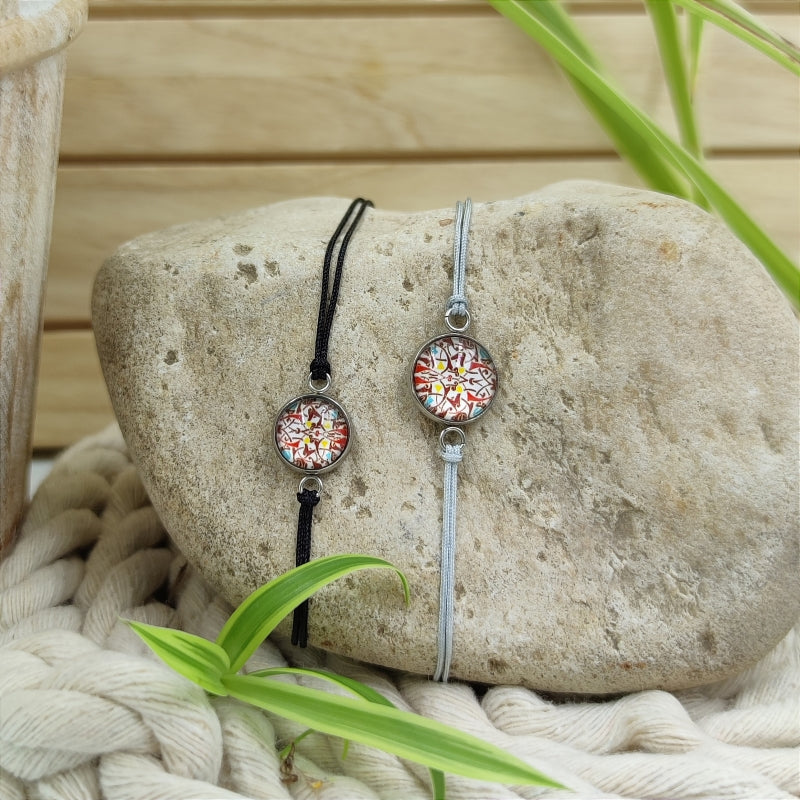 Zarte Mosaik-Energie-Armbänder & Ohrringe – Verstellbar, wasserfest, allergikerfreundlich
Entdecken Sie unsere zarten Mosaik-Energie-Armbänder und Ohrringe, die größenverstellbar und wasserfest sind. Diese allergikerfreundlichen Schmuckstücke sind nicht nur stilvoll, sondern auch das perfekte Geschenk für jeden Anlass. Genießen Sie hochwertige Qualität zu einem super Preis und erleben Sie die harmonisierende Wirkung der Energie-Steine.