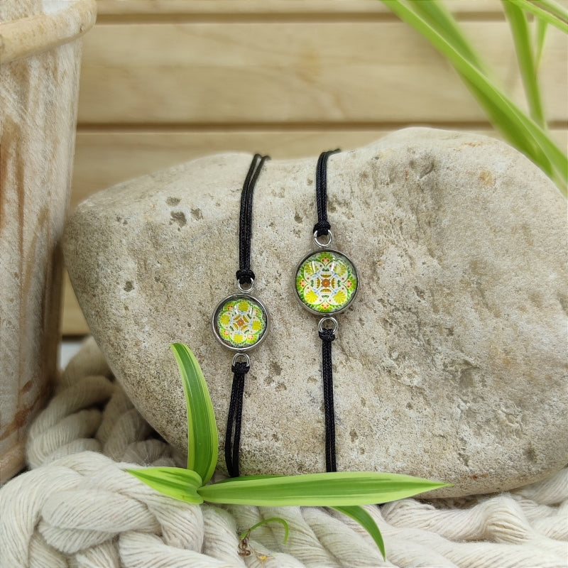 Zarte Mosaik-Energie-Armbänder & Ohrringe – Verstellbar, wasserfest, allergikerfreundlich
Entdecken Sie unsere zarten Mosaik-Energie-Armbänder und Ohrringe, die größenverstellbar und wasserfest sind. Diese allergikerfreundlichen Schmuckstücke sind nicht nur stilvoll, sondern auch das perfekte Geschenk für jeden Anlass. Genießen Sie hochwertige Qualität zu einem super Preis und erleben Sie die harmonisierende Wirkung der Energie-Steine.