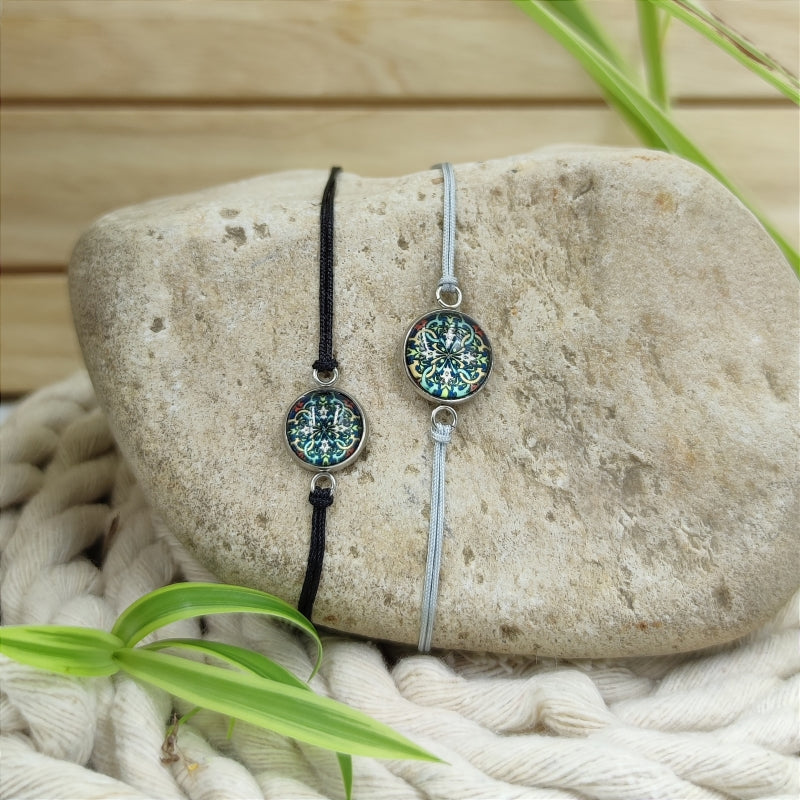 Zarte Mosaik-Energie-Armbänder & Ohrringe – Verstellbar, wasserfest, allergikerfreundlich
Entdecken Sie unsere zarten Mosaik-Energie-Armbänder und Ohrringe, die größenverstellbar und wasserfest sind. Diese allergikerfreundlichen Schmuckstücke sind nicht nur stilvoll, sondern auch das perfekte Geschenk für jeden Anlass. Genießen Sie hochwertige Qualität zu einem super Preis und erleben Sie die harmonisierende Wirkung der Energie-Steine.