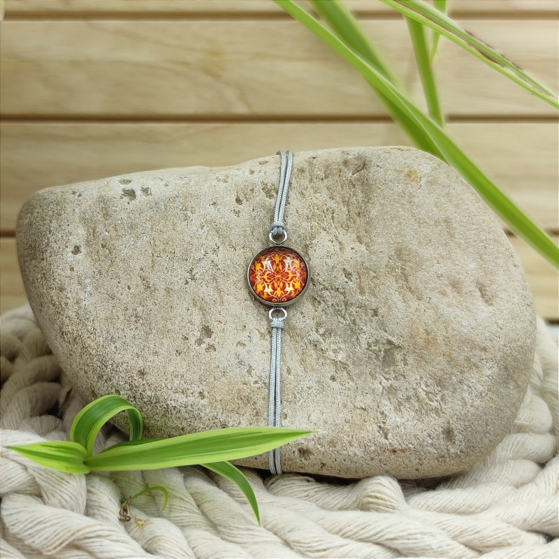 Zarte Mosaik-Energie-Armbänder & Ohrringe – Verstellbar, wasserfest, allergikerfreundlich
Entdecken Sie unsere zarten Mosaik-Energie-Armbänder und Ohrringe, die größenverstellbar und wasserfest sind. Diese allergikerfreundlichen Schmuckstücke sind nicht nur stilvoll, sondern auch das perfekte Geschenk für jeden Anlass. Genießen Sie hochwertige Qualität zu einem super Preis und erleben Sie die harmonisierende Wirkung der Energie-Steine.