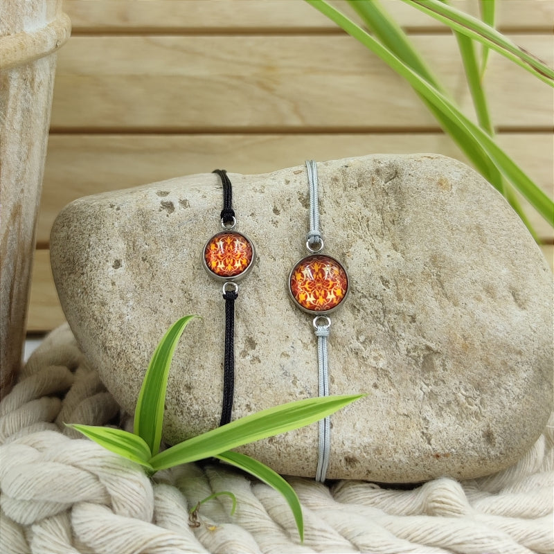 Zarte Mosaik-Energie-Armbänder & Ohrringe – Verstellbar, wasserfest, allergikerfreundlich
Entdecken Sie unsere zarten Mosaik-Energie-Armbänder und Ohrringe, die größenverstellbar und wasserfest sind. Diese allergikerfreundlichen Schmuckstücke sind nicht nur stilvoll, sondern auch das perfekte Geschenk für jeden Anlass. Genießen Sie hochwertige Qualität zu einem super Preis und erleben Sie die harmonisierende Wirkung der Energie-Steine.