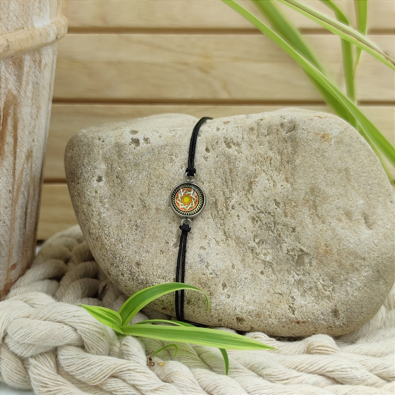 Zarte Mosaik-Energie-Armbänder & Ohrringe – Verstellbar, wasserfest, allergikerfreundlich
Entdecken Sie unsere zarten Mosaik-Energie-Armbänder und Ohrringe, die größenverstellbar und wasserfest sind. Diese allergikerfreundlichen Schmuckstücke sind nicht nur stilvoll, sondern auch das perfekte Geschenk für jeden Anlass. Genießen Sie hochwertige Qualität zu einem super Preis und erleben Sie die harmonisierende Wirkung der Energie-Steine.