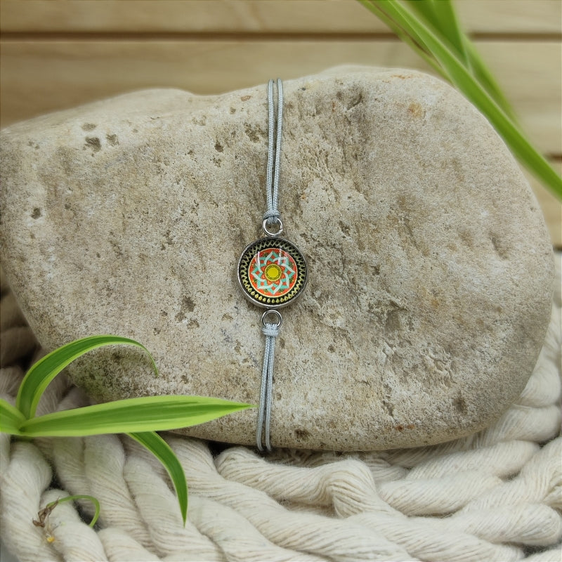 Zarte Mosaik-Energie-Armbänder & Ohrringe – Verstellbar, wasserfest, allergikerfreundlich
Entdecken Sie unsere zarten Mosaik-Energie-Armbänder und Ohrringe, die größenverstellbar und wasserfest sind. Diese allergikerfreundlichen Schmuckstücke sind nicht nur stilvoll, sondern auch das perfekte Geschenk für jeden Anlass. Genießen Sie hochwertige Qualität zu einem super Preis und erleben Sie die harmonisierende Wirkung der Energie-Steine.