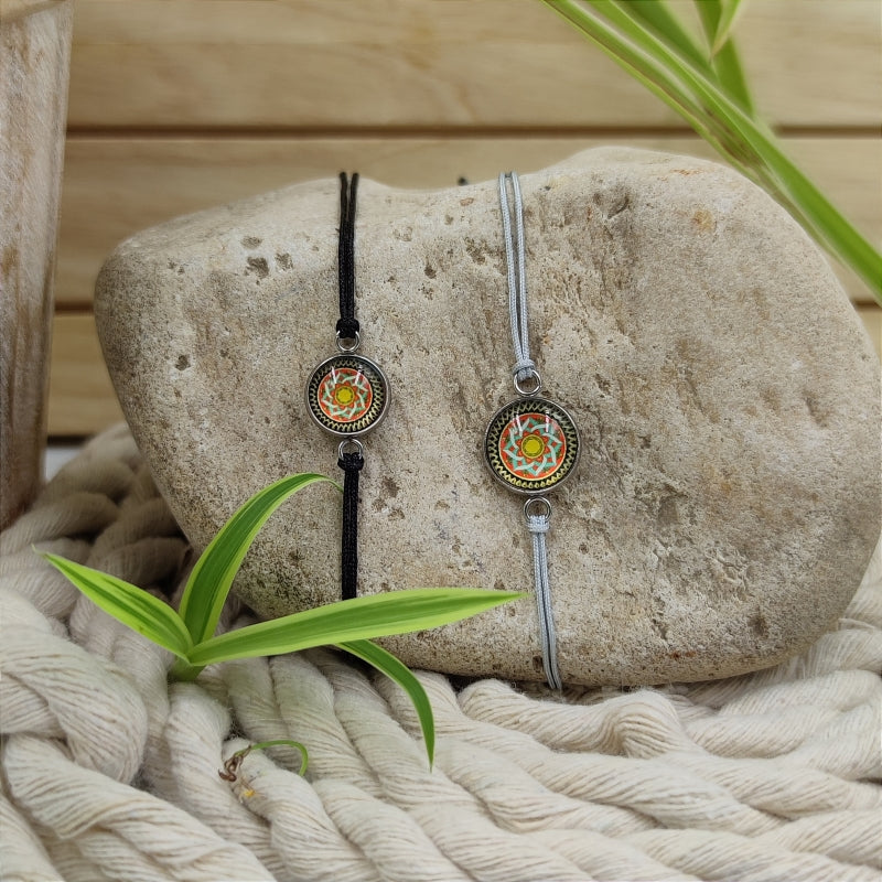 Zarte Mosaik-Energie-Armbänder & Ohrringe – Verstellbar, wasserfest, allergikerfreundlich
Entdecken Sie unsere zarten Mosaik-Energie-Armbänder und Ohrringe, die größenverstellbar und wasserfest sind. Diese allergikerfreundlichen Schmuckstücke sind nicht nur stilvoll, sondern auch das perfekte Geschenk für jeden Anlass. Genießen Sie hochwertige Qualität zu einem super Preis und erleben Sie die harmonisierende Wirkung der Energie-Steine.